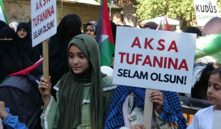 Bursa’da yüzlerce kişi Filistin için yürüdü