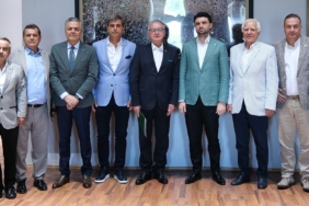 Bursaspor’un yeni Divan Kurulu Başkanı Gökhan Tuzlacıoğlu, kulübü ziyaret etti