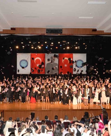 BUÜ’de mezun sayısı 300 bini geçti