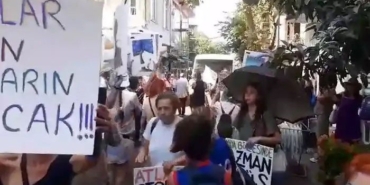 Büyükada’da "Azmanbüsler" davul zurna eşliğinde protesto edildi