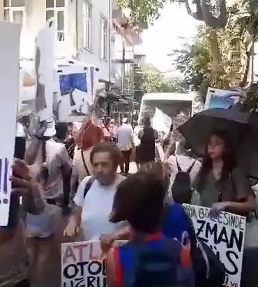 Büyükada’da "Azmanbüsler" davul zurna eşliğinde protesto edildi