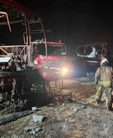 Büyükçekmece’de hurda otobüslerin bulunduğu alanda yangın