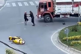 Büyükçekmece’de kazadan sorumlu tuttuğu kamyon şoförünün kafasına kaskıyla vurdu