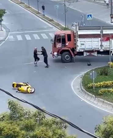 Büyükçekmece’de kazadan sorumlu tuttuğu kamyon şoförünün kafasına kaskıyla vurdu