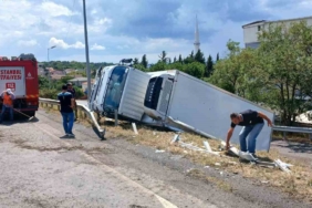Büyükçekmece’de yağmur nedeniyle kayganlaşan yolda kamyon devrildi: 1 yaralı