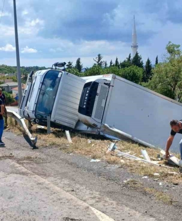 Büyükçekmece’de yağmur nedeniyle kayganlaşan yolda kamyon devrildi: 1 yaralı