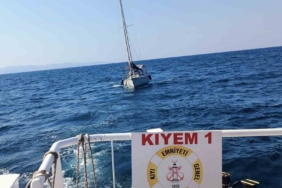 Çanakkale Boğazı’nda arızalanan tekne kurtarıldı