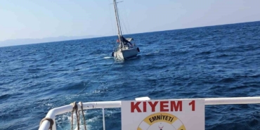 Çanakkale Boğazı’nda arızalanan tekne kurtarıldı
