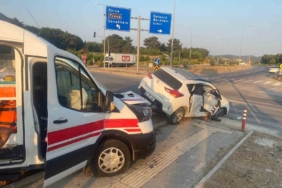 Çanakkale’de ambulans ile otomobil çarpıştı: 3 yaralı