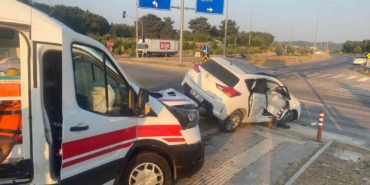 Çanakkale’de ambulans ile otomobil çarpıştı: 3 yaralı
