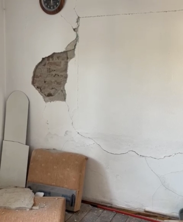 Çanakkale’deki depremde bazı evlerin duvarları çatladı