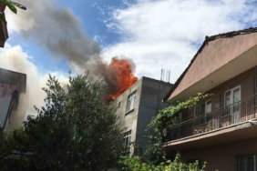 Çatıda çıkan yangın korkuttu: Vatandaşlar sokağa döküldü