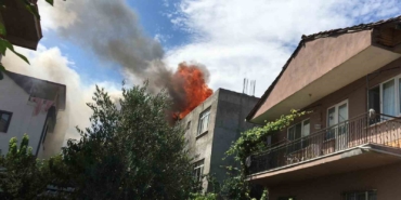 Çatıda çıkan yangın korkuttu: Vatandaşlar sokağa döküldü