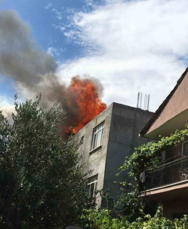 Çatıda çıkan yangın korkuttu: Vatandaşlar sokağa döküldü
