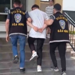 Çatıdan havaya defalarca ateş açmıştı: Çatıdan çatıya kaçarken yakalandı