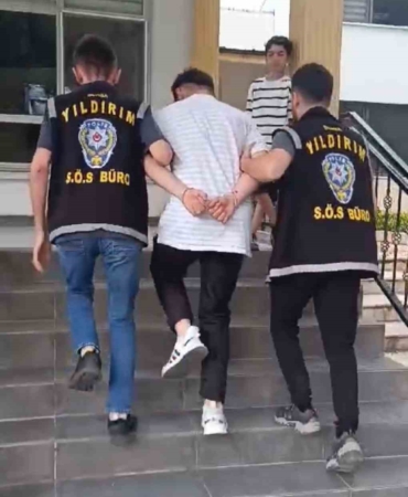 Çatıdan havaya defalarca ateş açmıştı: Çatıdan çatıya kaçarken yakalandı