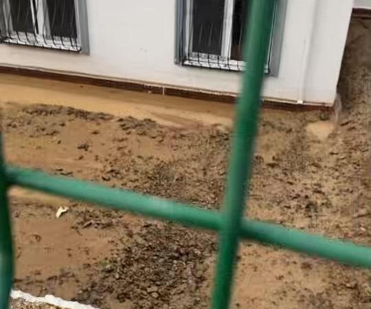 Çayırova’da yollar göle döndü, evleri su bastı