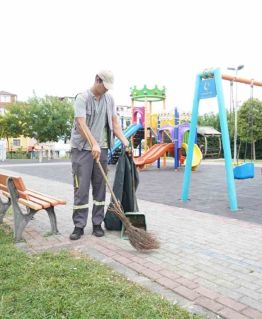 Çayırova’nın parkları düzenli olarak temizleniyor