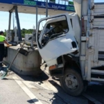 Çekmeköy gişelerde kamyonet beton bariyere daldı: 3 yaralı