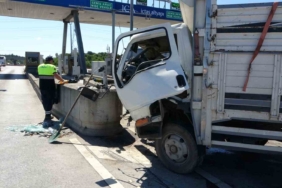 Çekmeköy gişelerde kamyonet beton bariyere daldı: 3 yaralı