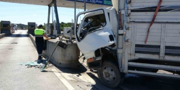 Çekmeköy gişelerde kamyonet beton bariyere daldı: 3 yaralı