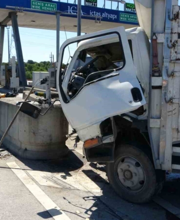 Çekmeköy gişelerde kamyonet beton bariyere daldı: 3 yaralı