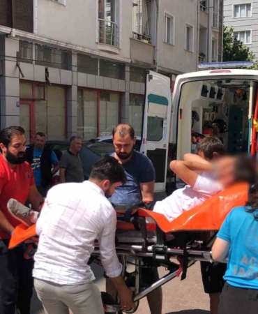 Cezaevi firarisi polisi görünce balkondan otomobilin tavanına atladı