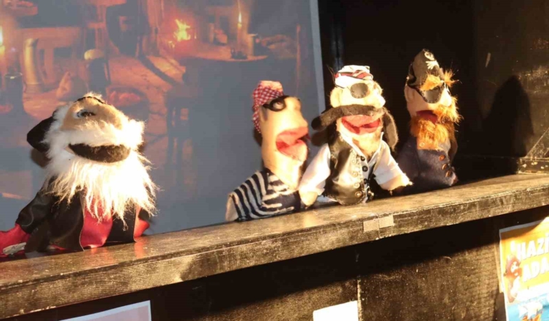 Çocuklar kukla gösterisiyle eğlendi