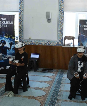 Çocuklar sanal gerçeklik gözlükleriyle Roller Coaster’a bindi