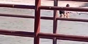 Çocukların süs havuzunda tehlikeli oyunu