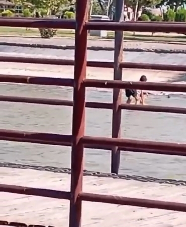 Çocukların süs havuzunda tehlikeli oyunu