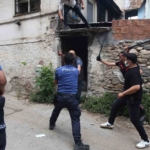 Çöp evde yaşayan akli dengesi yerinde olmayan şahıs, kendisini ikna etmeye gelen polisi bıçakladı