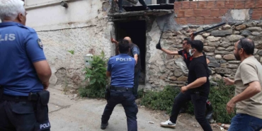 Çöp evde yaşayan akli dengesi yerinde olmayan şahıs, kendisini ikna etmeye gelen polisi bıçakladı