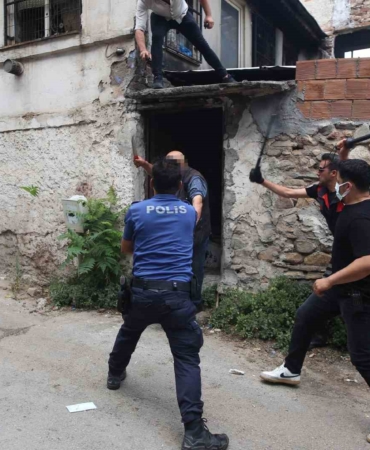 Çöp evde yaşayan akli dengesi yerinde olmayan şahıs, kendisini ikna etmeye gelen polisi bıçakladı