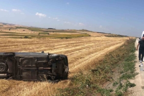 Çorlu’da otomobil tarlaya devrildi: 1’i çocuk 3 yaralı