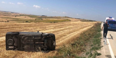 Çorlu’da otomobil tarlaya devrildi: 1’i çocuk 3 yaralı
