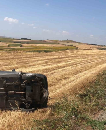 Çorlu’da otomobil tarlaya devrildi: 1’i çocuk 3 yaralı