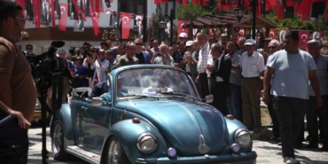 Cumhuriyet Halk Partisi Genel Başkanı Özgür Özel ilçeye vosvos ile geldi.