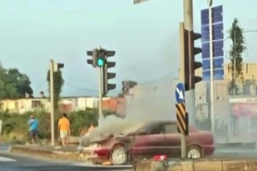 D-100’de otomobil alev aldı, yolu duman kapladı