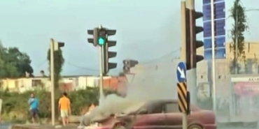 D-100’de otomobil alev aldı, yolu duman kapladı