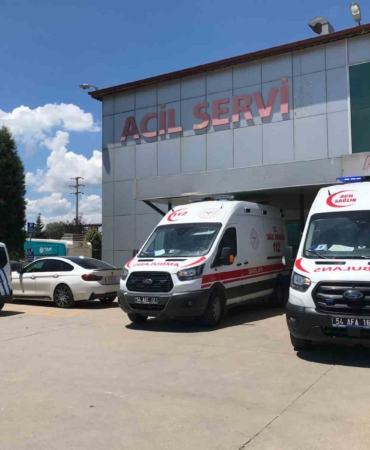 D-140’da motosikleti ile yolun karşısına geçmek isterken otomobil çarptı