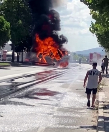 D-650’de korku dolu anlar: Atık kağıt yüklü tır alev topuna döndü