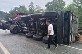 D-650’de tır devrildi: Uzun araç kuyrukları oluştu