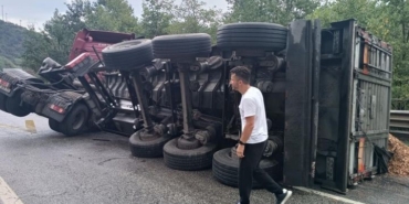 D-650’de tır devrildi: Uzun araç kuyrukları oluştu