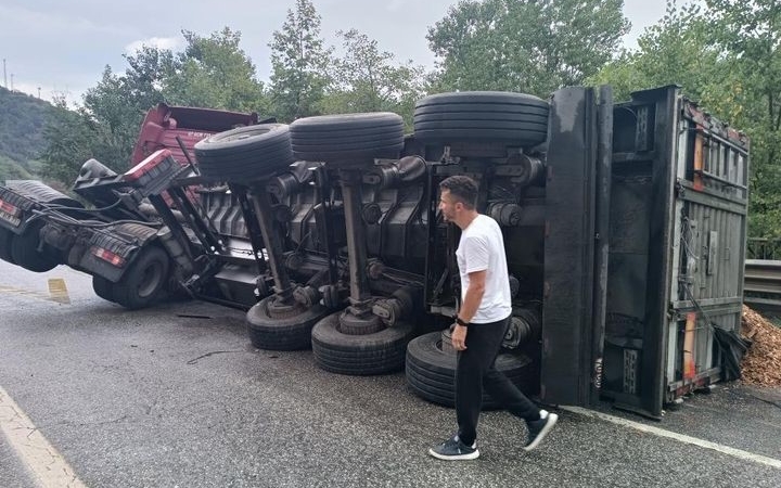 D-650’de tır devrildi: Uzun araç kuyrukları oluştu