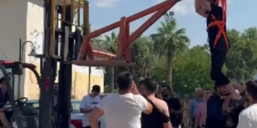 Damadı forklifte astılar, bahçe hortumuyla yıkadılar