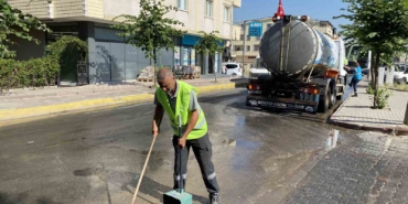 Darıca’da ekipler mahallelerde köşe bucak temizlik yapıyor