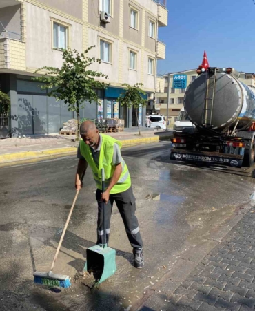 Darıca’da ekipler mahallelerde köşe bucak temizlik yapıyor