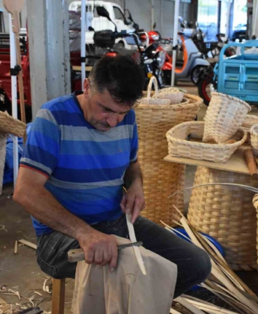 Dede ve babasından öğrendiği sepetçilik mesleğini 40 yıldır sürdürüyor