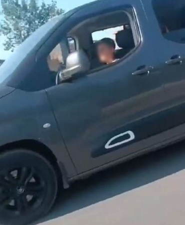 Dedesinin aracını kaçırarak trafiğe çıkan çocuk, polise yakalandı